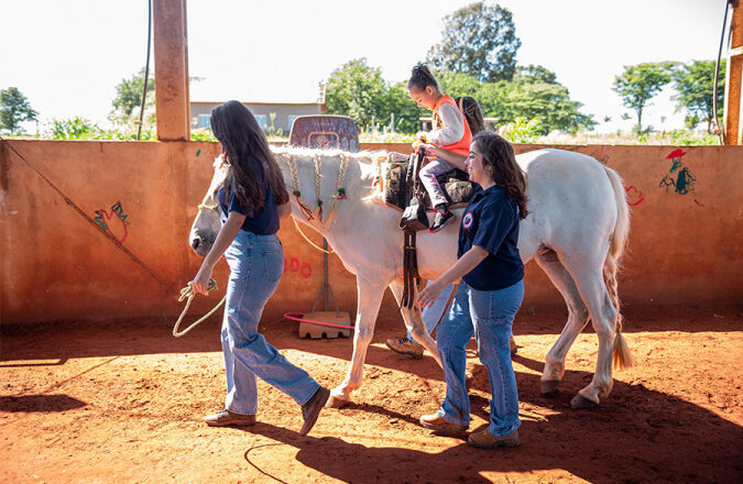 Núcleo da UENP responsável por terapia com cavalos atende 105 pessoas em Bandeirantes