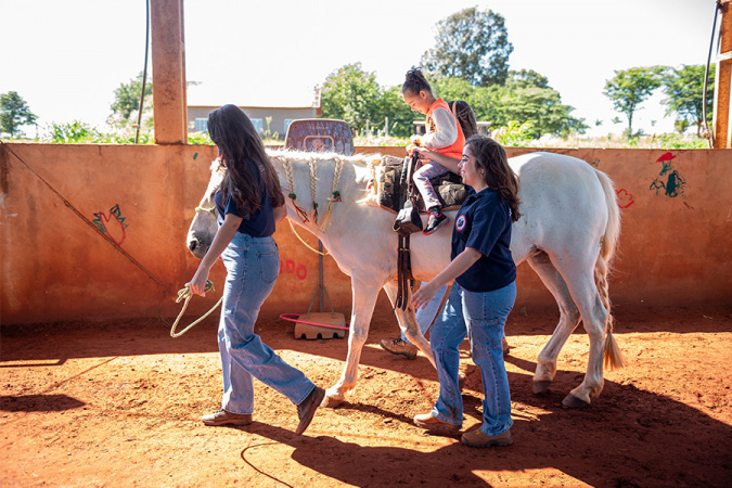 Criado há 9 anos, núcleo da UENP se destaca por terapia com cavalos