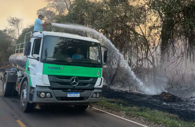 Caminhões-pipa fornecidos pelo Estado ajudam a combater incêndio florestal em Cianorte