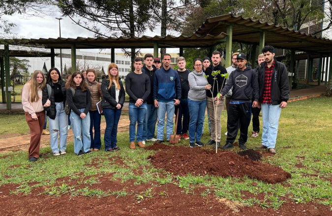 Comunidade acadêmica da Unioeste presta homenagens às vítimas do voo 2283