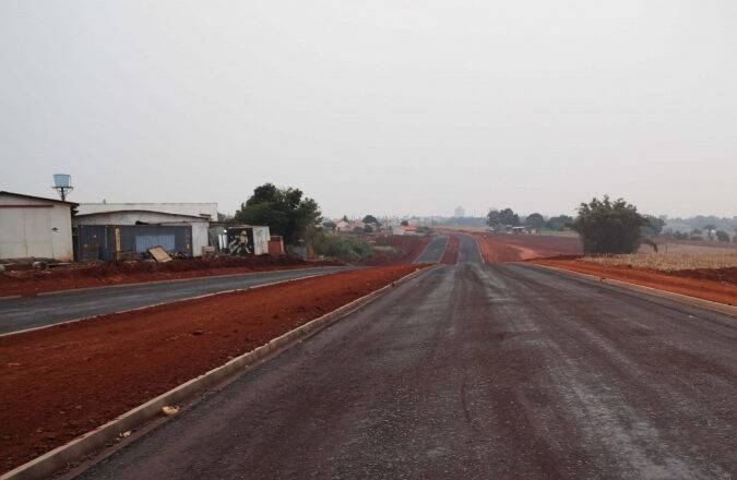 Governador vistoria obras de pavimentação e moradias em Assis Chateaubriand