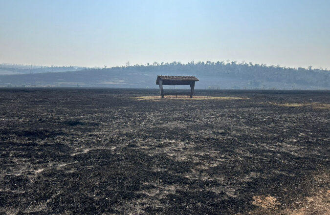 Com bombeiros mobilizados, helicóptero reforça combate a incêndio em Maria Helena